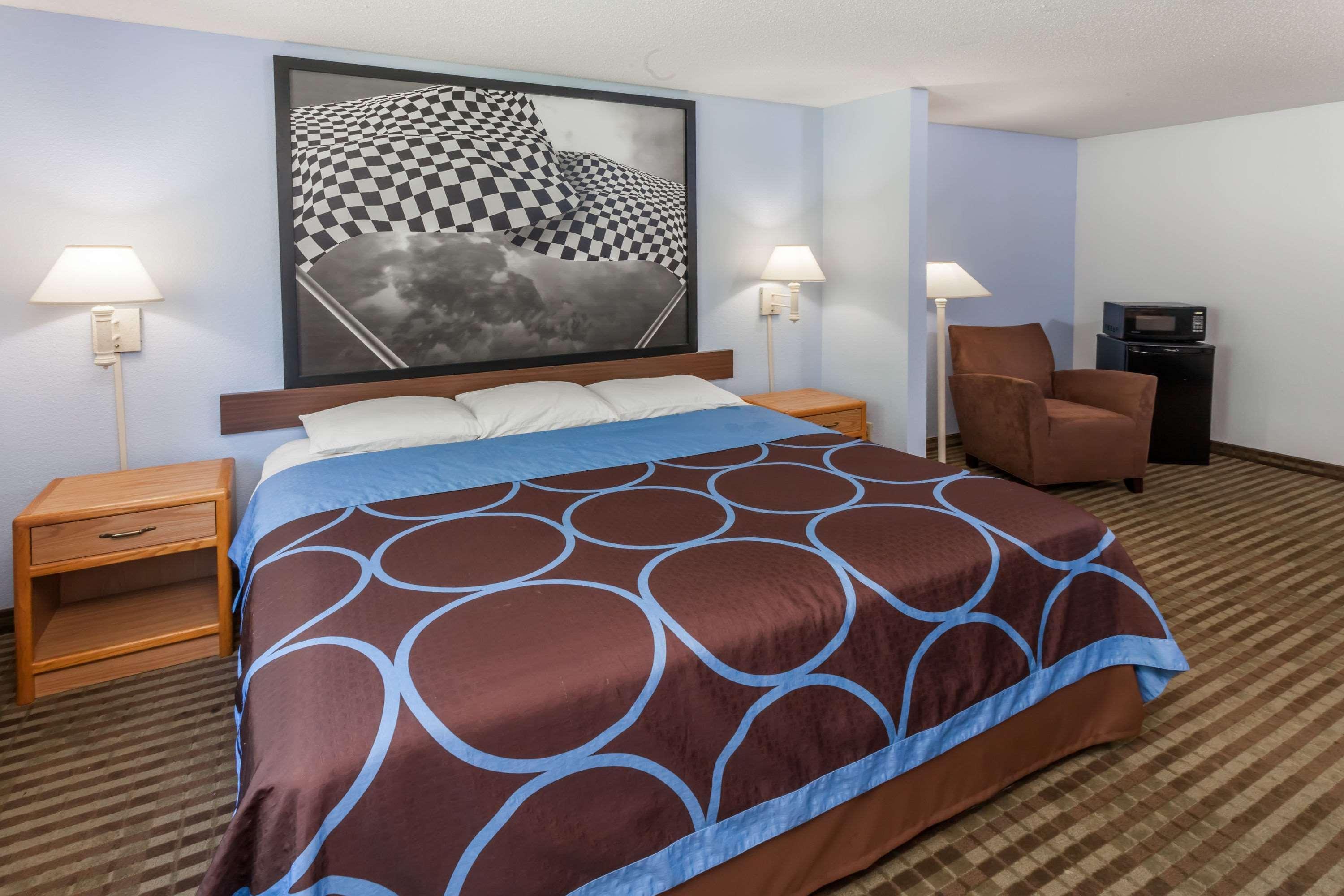 Super 8 By Wyndham Huntington Hotell Exteriör bild