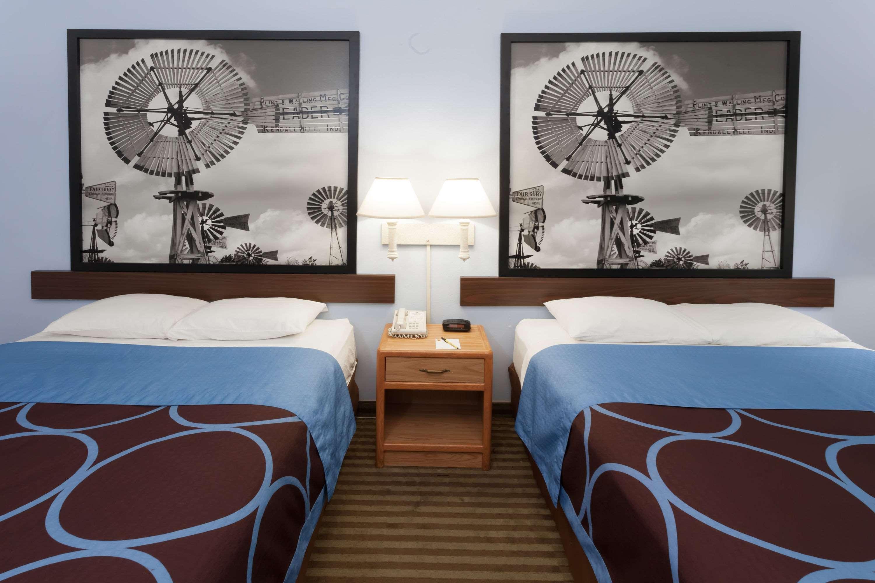 Super 8 By Wyndham Huntington Hotell Exteriör bild
