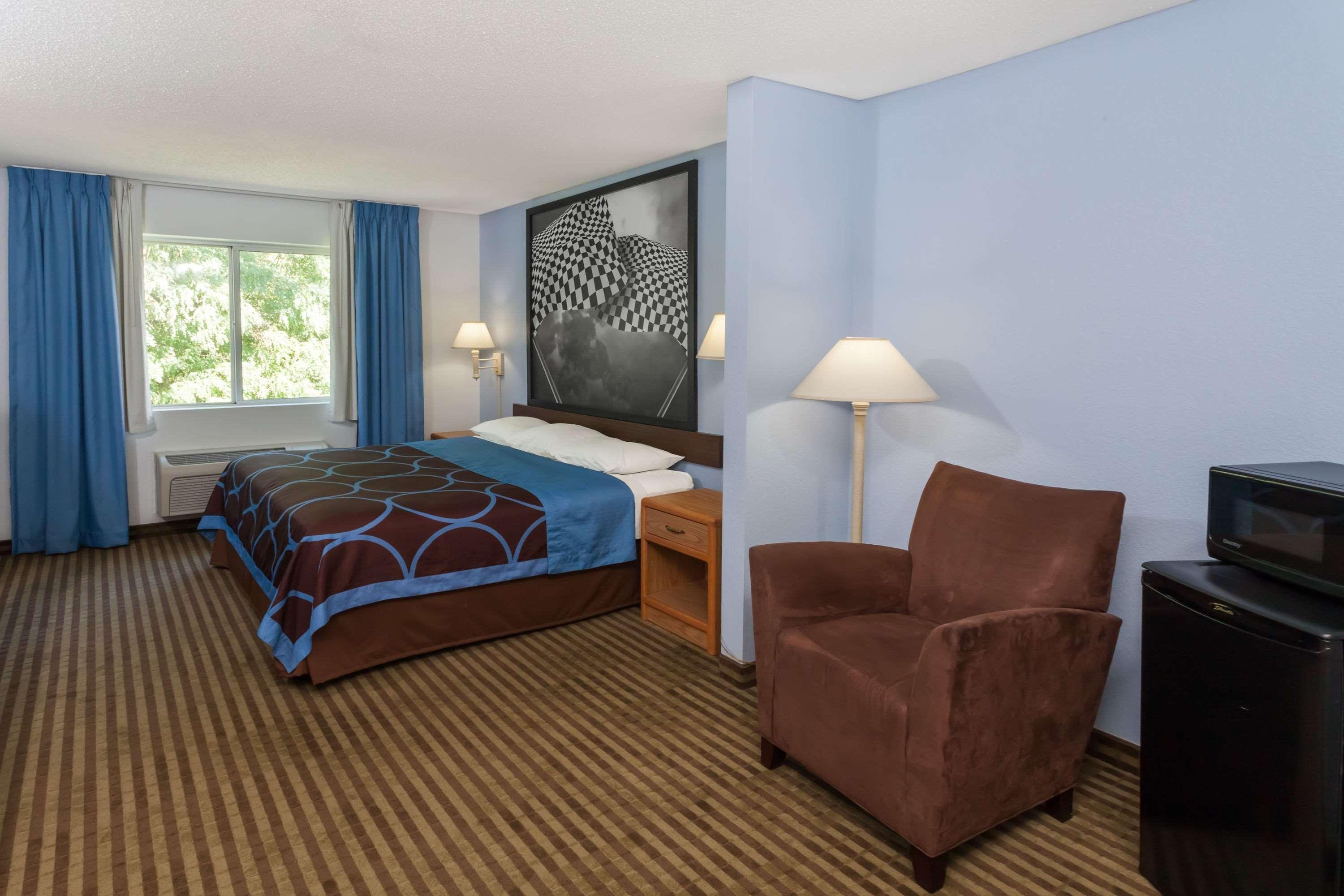 Super 8 By Wyndham Huntington Hotell Exteriör bild