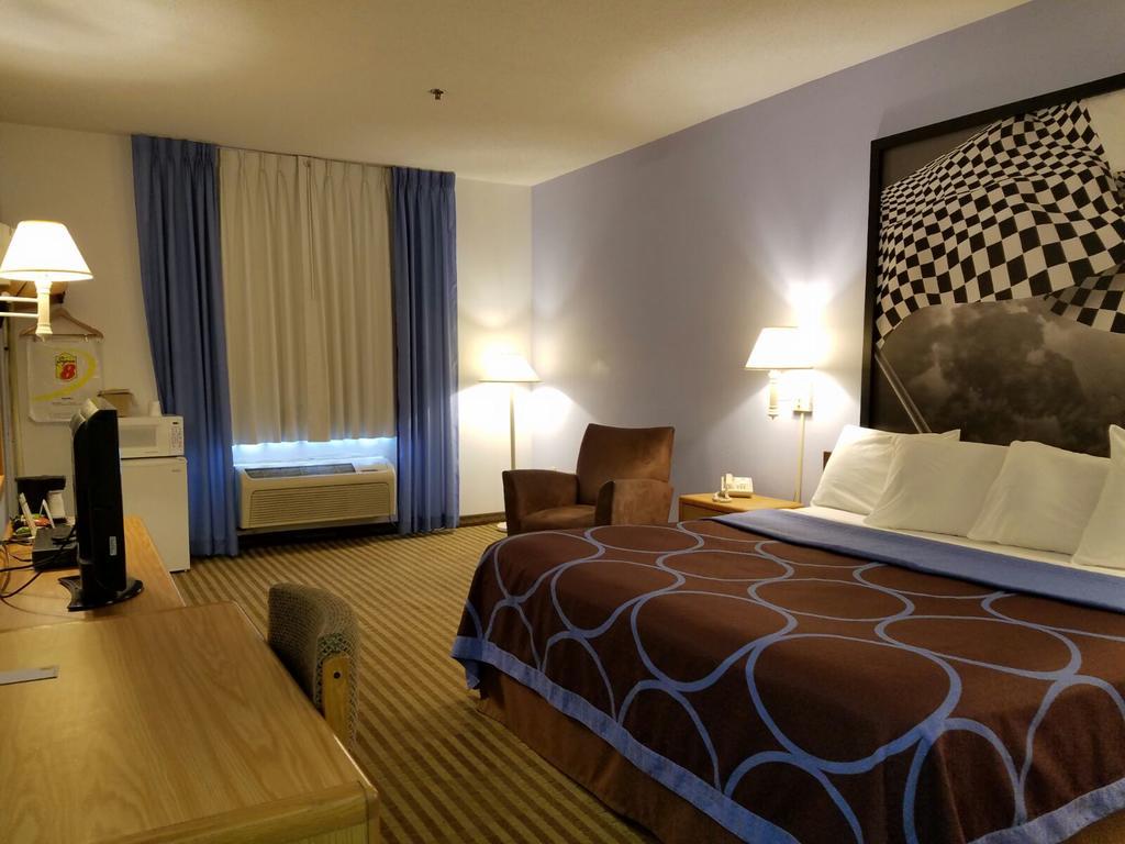 Super 8 By Wyndham Huntington Hotell Exteriör bild