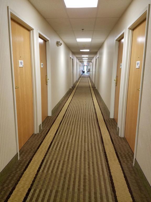 Super 8 By Wyndham Huntington Hotell Exteriör bild