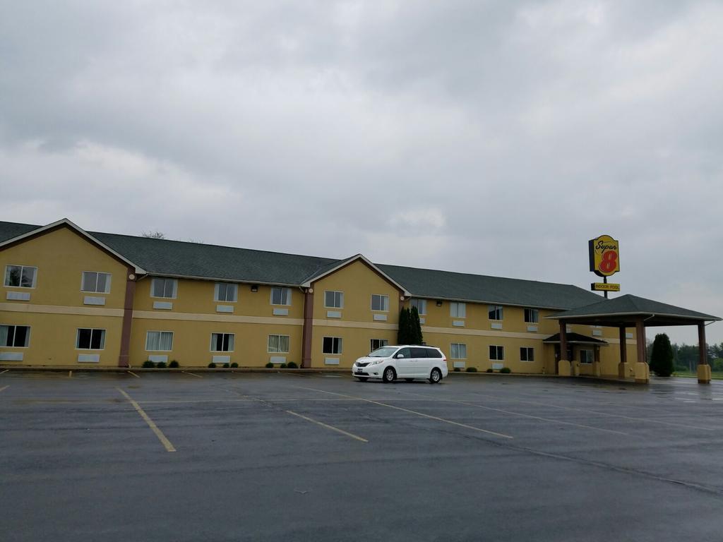 Super 8 By Wyndham Huntington Hotell Exteriör bild